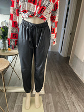 Cargar imagen en el visor de la galería, Pleather joggers
