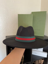 Cargar imagen en el visor de la galería, Bee sombrero

