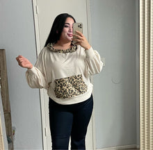 Cargar imagen en el visor de la galería, Cream cheetah hoodie
