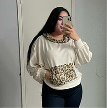 Cargar imagen en el visor de la galería, Cream cheetah hoodie
